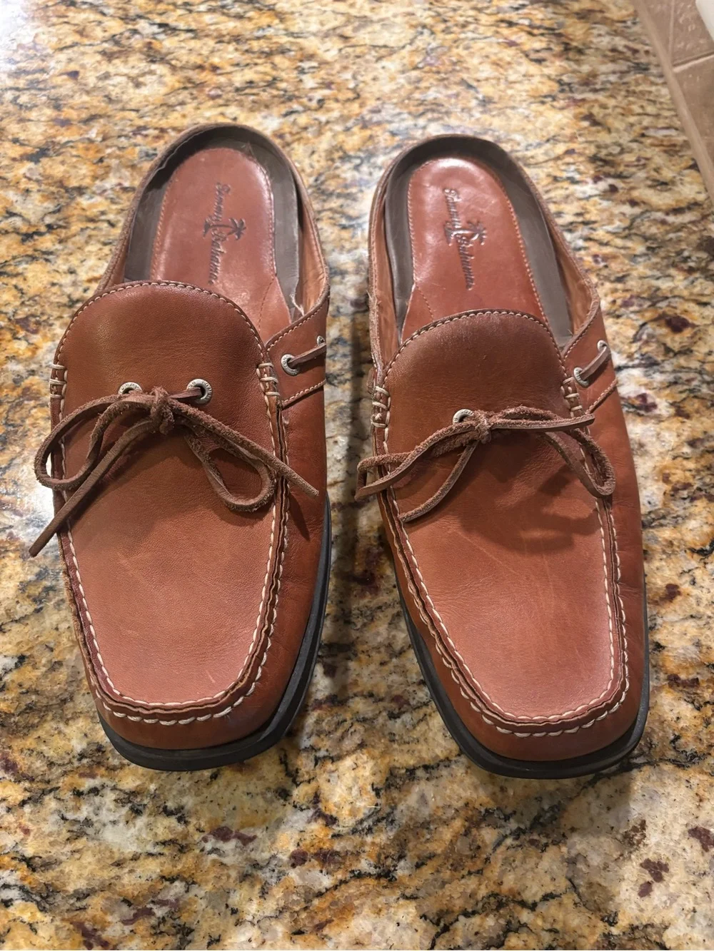 Good condition Tommy Bahama Chestnut Brown Leather Slip-On Boat Loafers